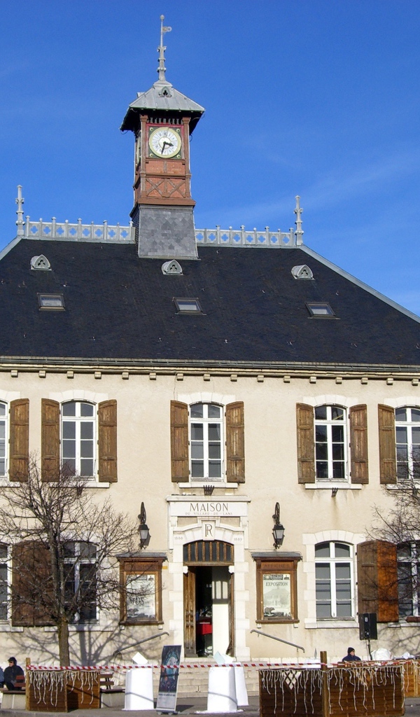 Здание с часами на курорте Виллар-де-Ланс, Франция