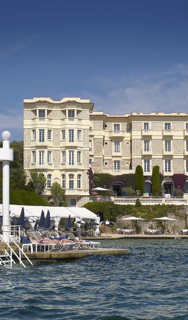 Кафе на набережной на курорте Антибы, Франция