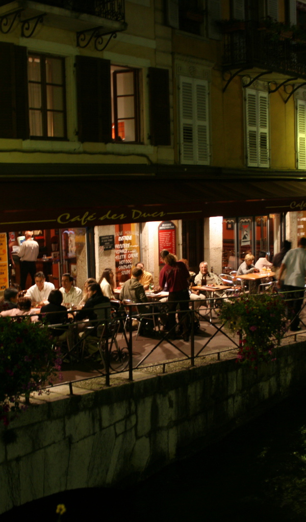 Кафе на набережной в городе Аннеси, Франция