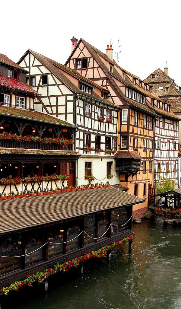 Кафе на набережной в Эльзасе, Франция