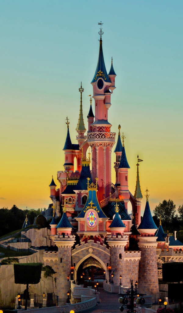 Замок на фоне заката в Диснейленде, Франция