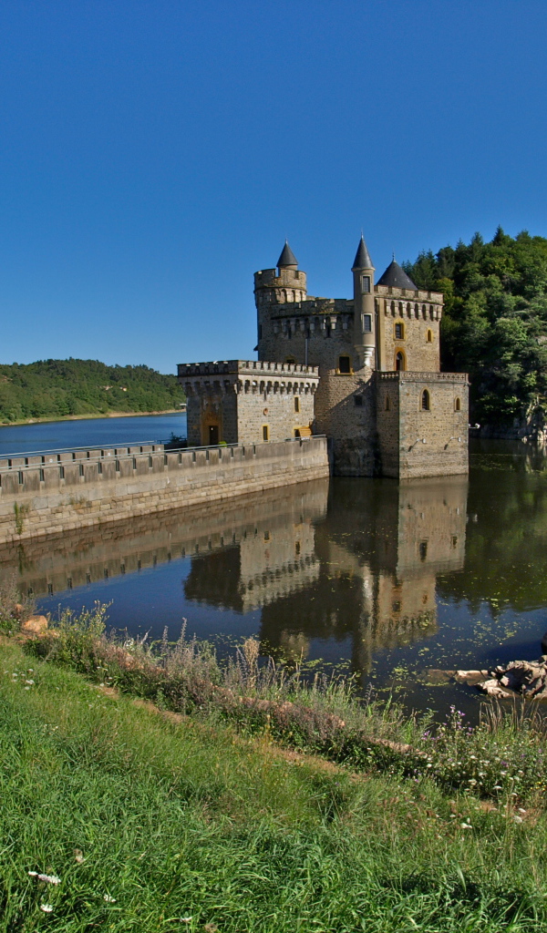 Замок на реке в Луаре, Франция