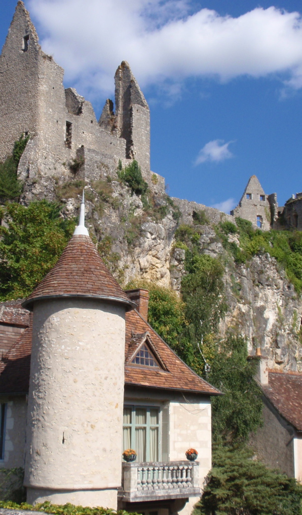 Руины замка в городе Виши, Франция