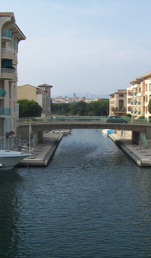 Канал на курорте Порт Де Фрежюс, Франция