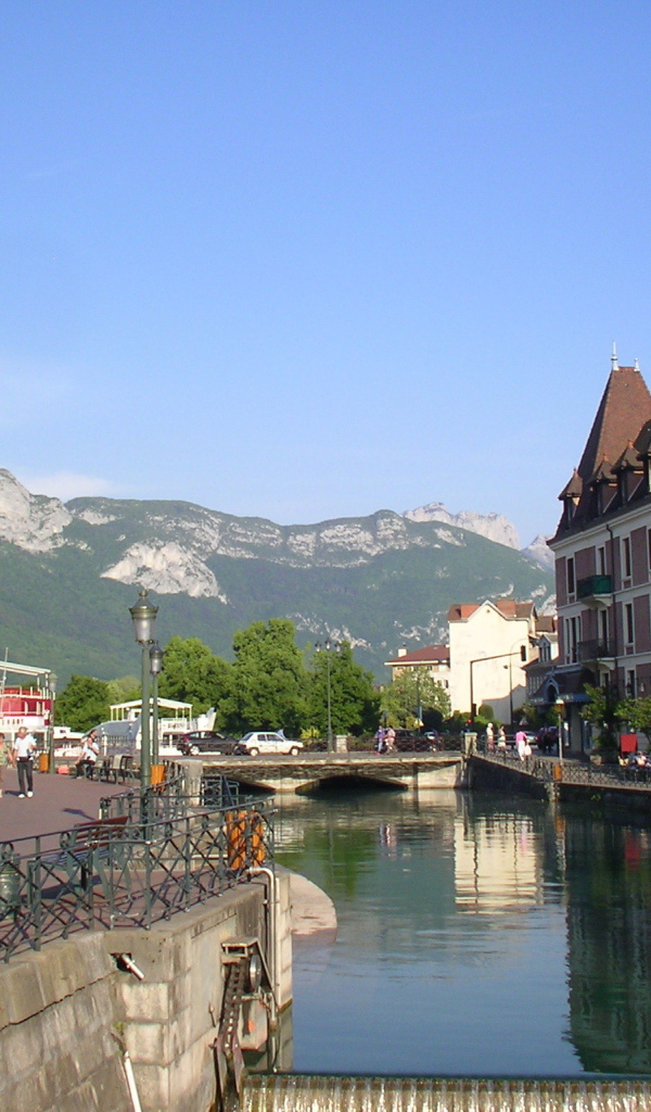 Канал на фоне гор в городе Аннеси, Франция