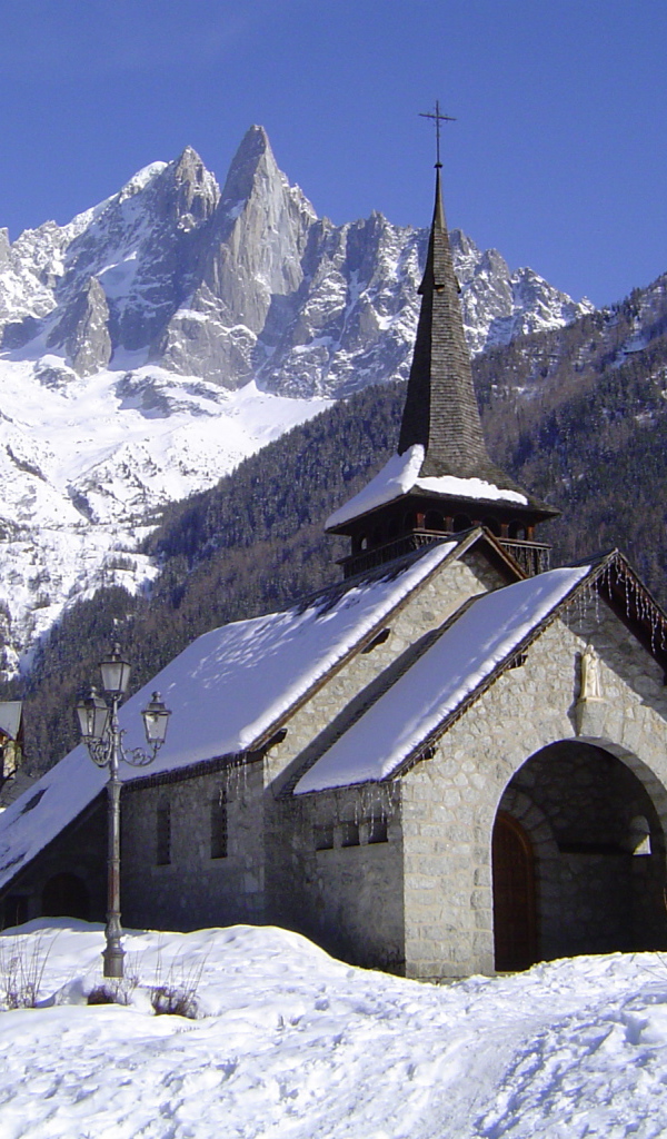 Церковь на курорте Шамони, Франция