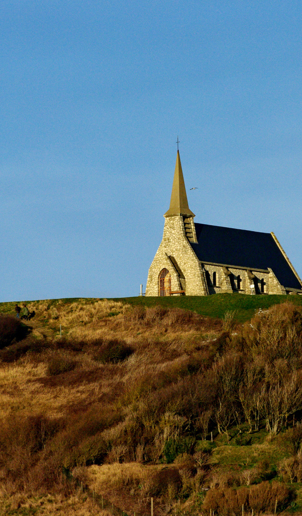 Церковь среди лугов в Нормандии, Франция