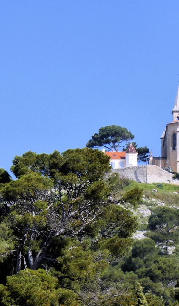 Церковь на холме в городе Марсель, Франция
