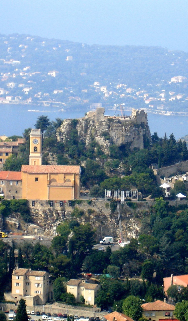 Город на фоне залива на курорте Эз, Франция