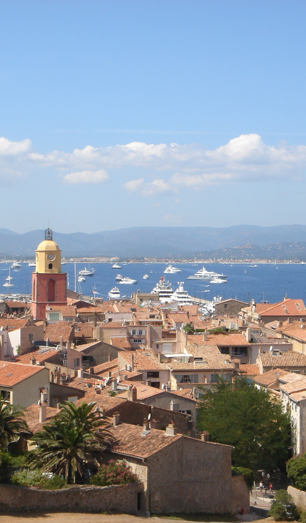 Город на фоне залива на курорте Сен-Тропе, Франция