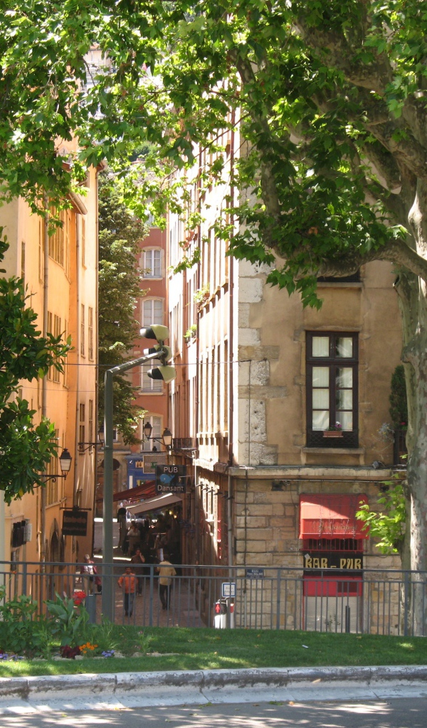 Городская улица в городе Лион, Франция