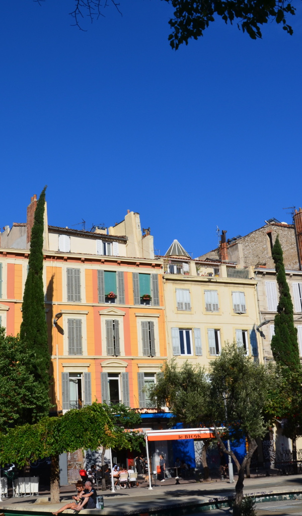 Городская улица в городе Марсель, Франция