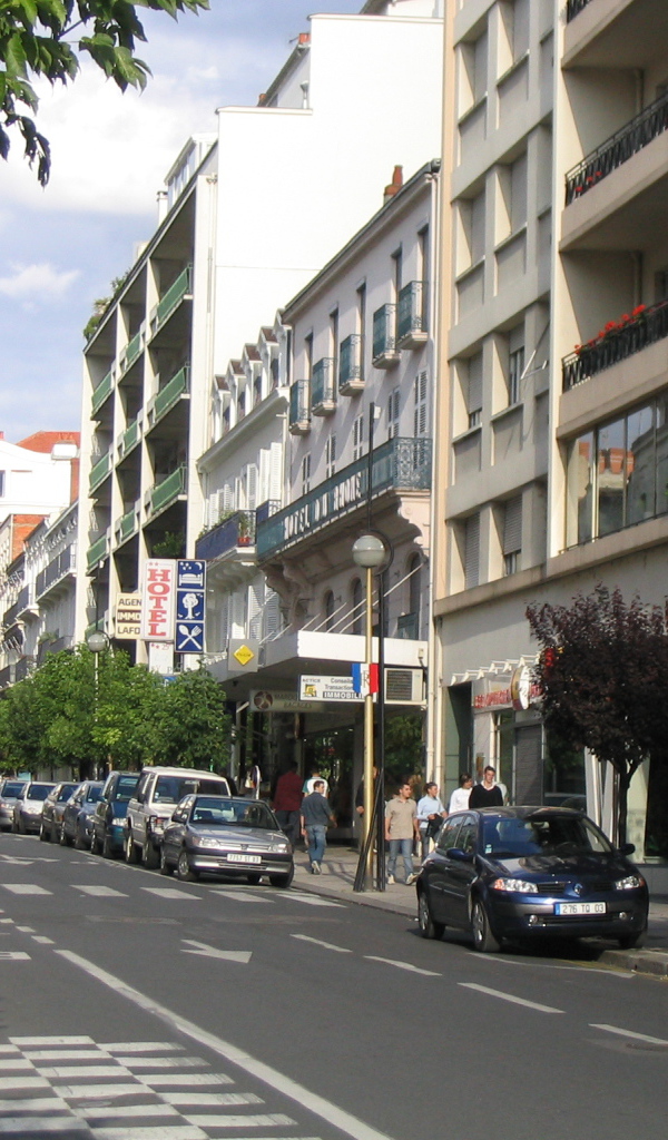 Городская улица в городе Виши, Франция