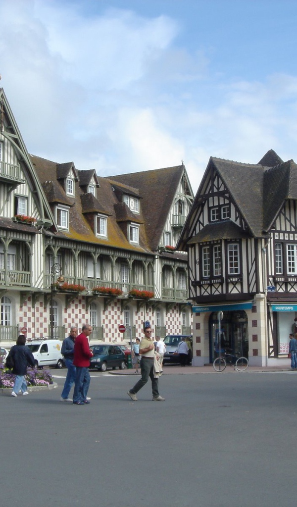 Городская улица на курорте Мирамар Круести, Франция