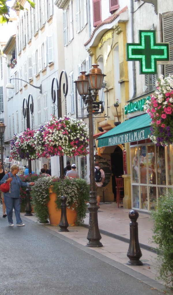 Городская улица на курорте Антибы, Франция