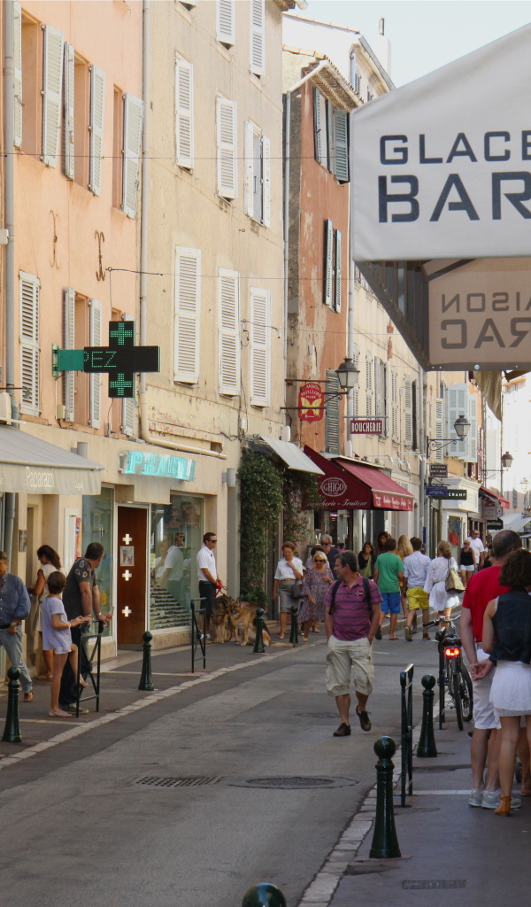 Городская улица на курорте Сен-Тропе, Франция