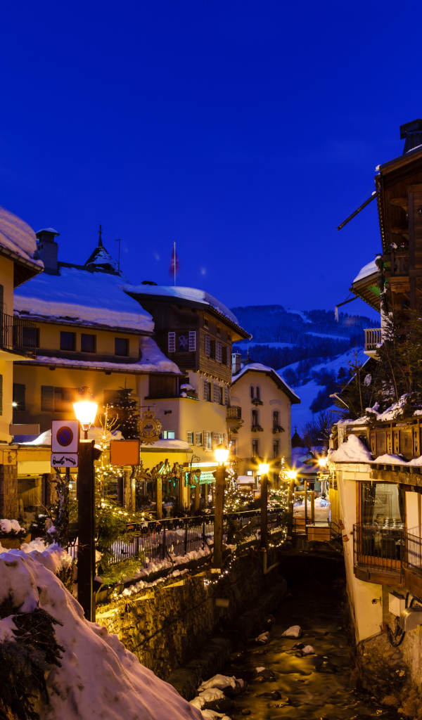 Городская улица на горнолыжном курорте Межев, Франция