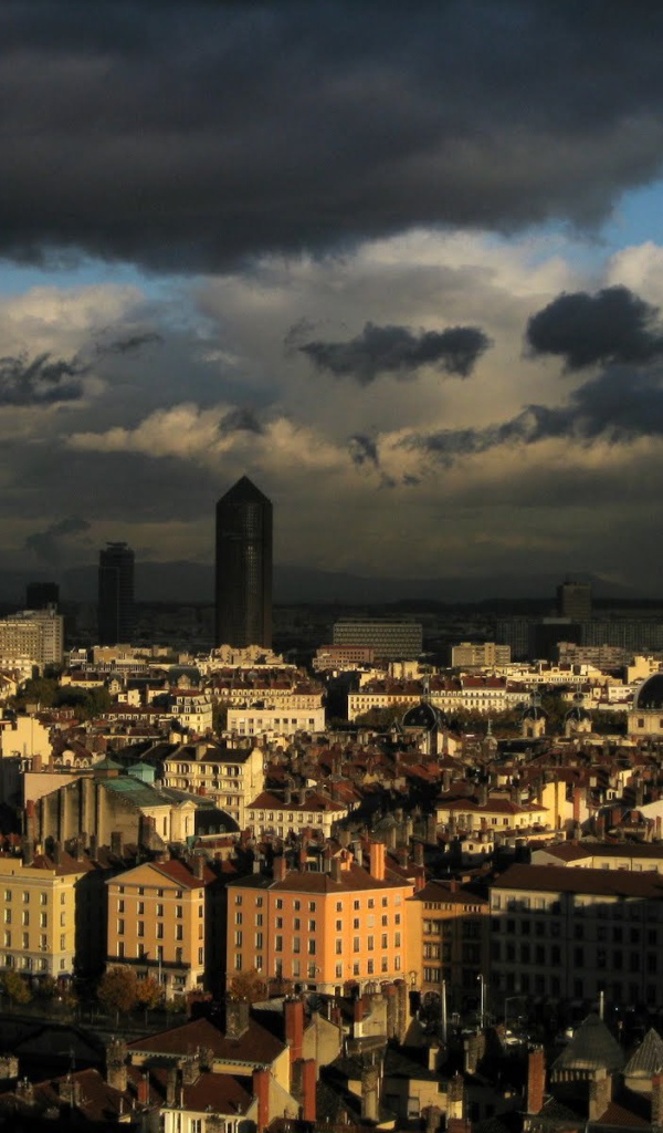 Облака над городом Лион, Франция