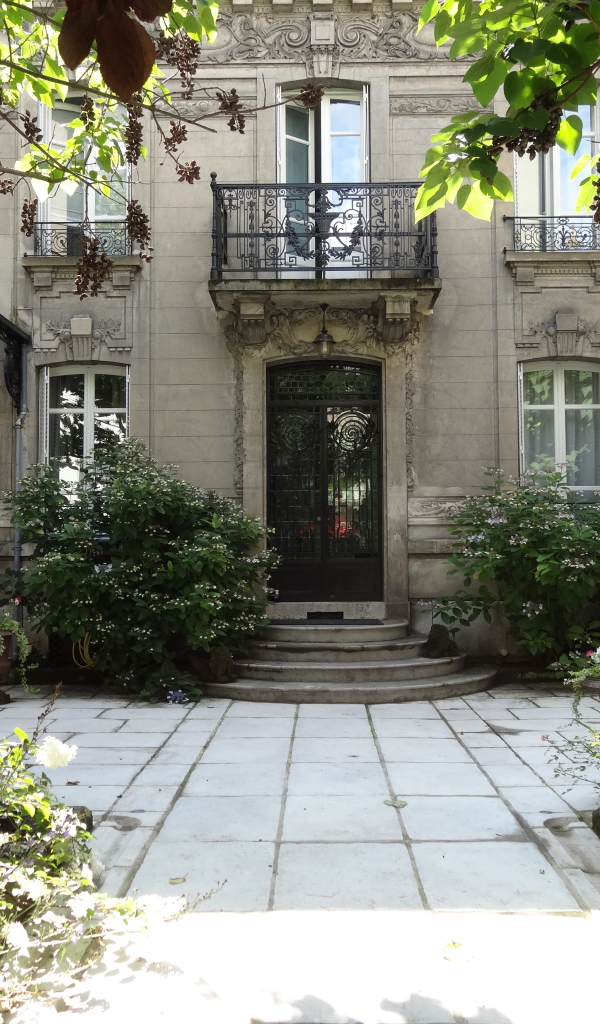 Уютный двор в городе Виши, Франция