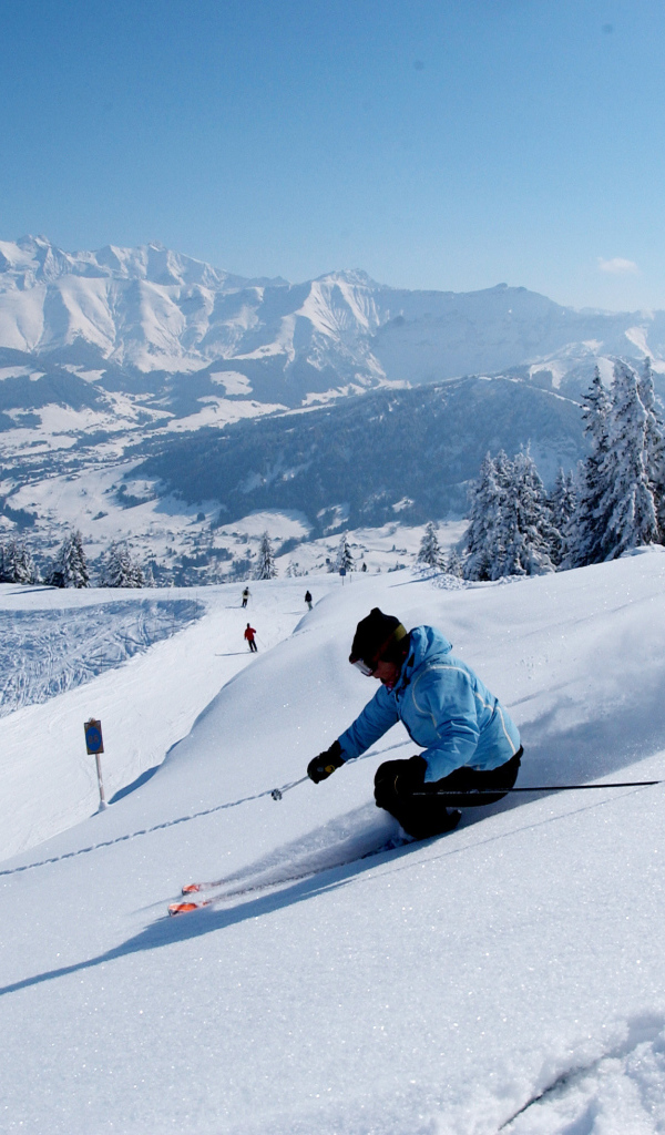 Спуск на лыжах на горнолыжном курорте Межев, Франция