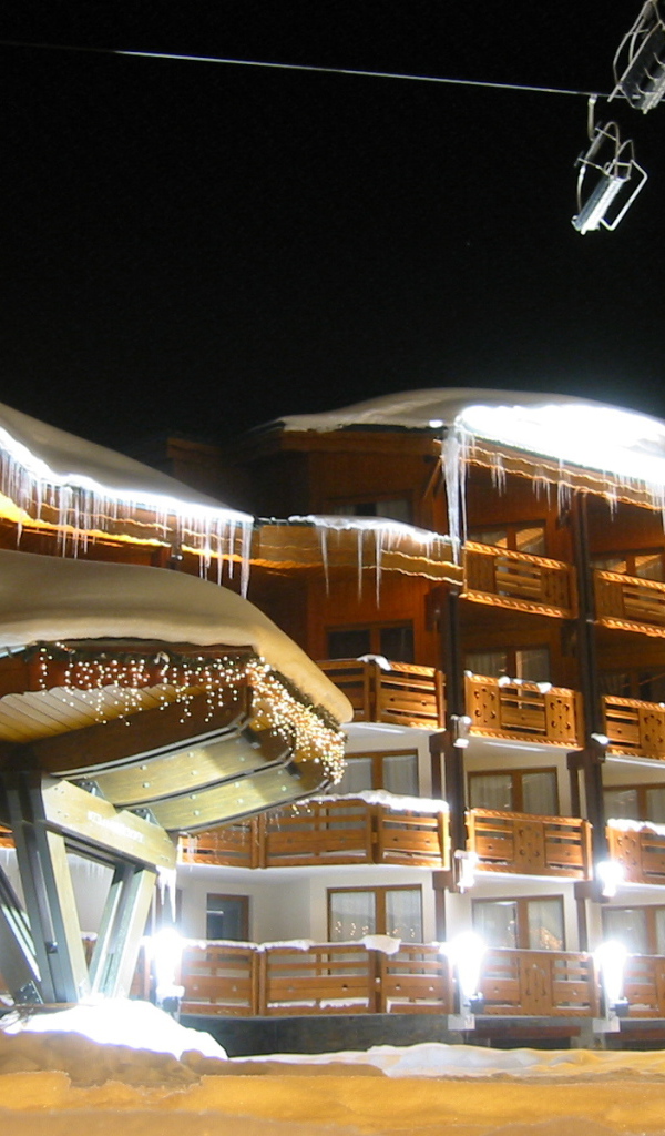 Вечернее сияние на горнолыжном курорте Валь-Торанс, Франция