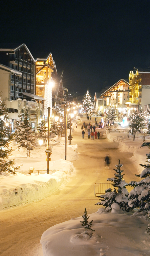 Вечернее сияние на горнолыжном курорте Валь д'Изер, Франция