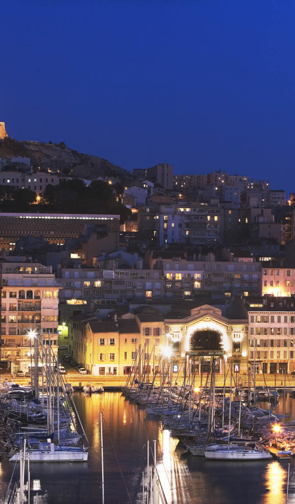 Вечернее сияние в городе Марсель, Франция