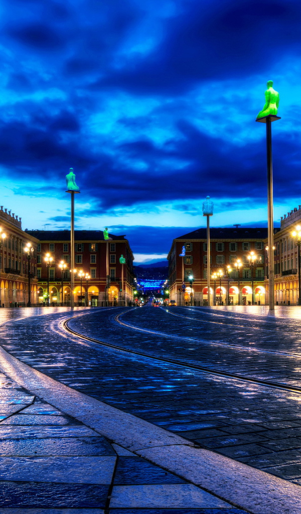 Вечерние огни в городе Ницца, Франция