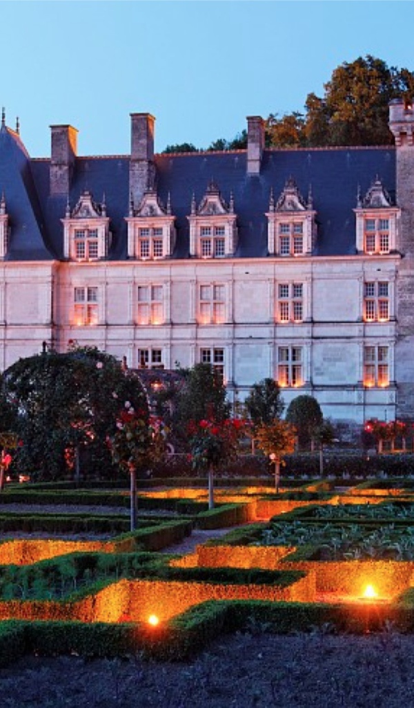 Вечерние огни в замке в Луаре, Франция