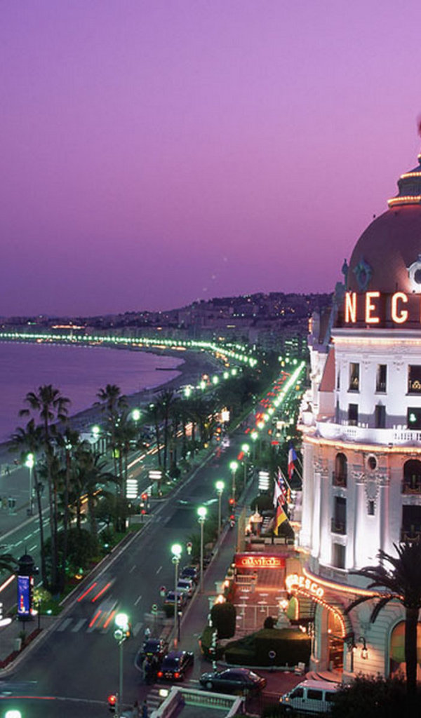 Вечер на набережной в городе Ницца, Франция