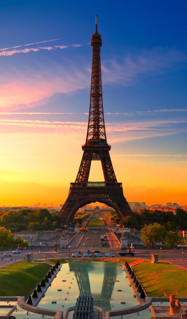 Огненный закат в Париже, Франция