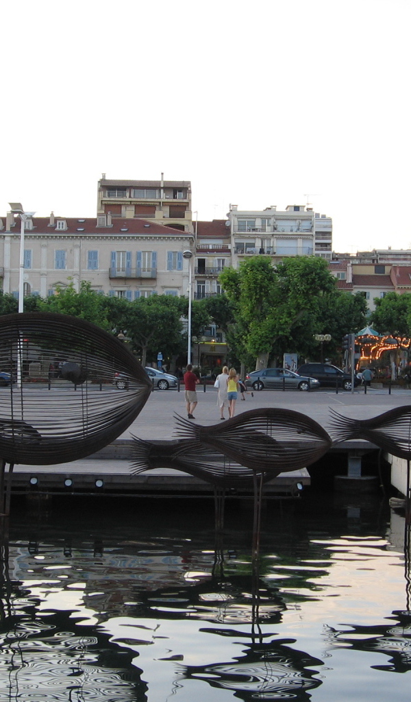 Скульптуры рыб на курорте Мирамар Круести, Франция