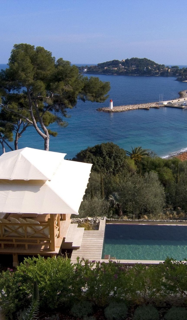 Беседка на побережье на курорте Сен-Жан-Кап-Ферра, Франция