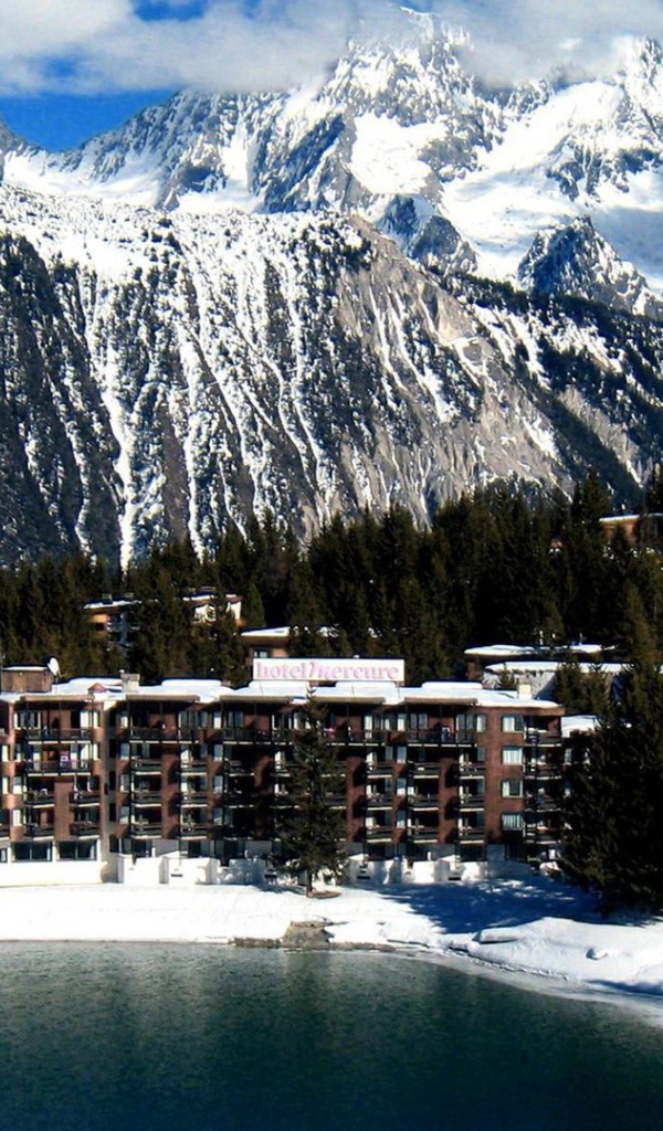 Дома на берегу озера на горнолыжном курорте Куршевель, Франция