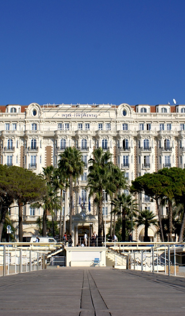 Отель на побережье в Каннах, Франция