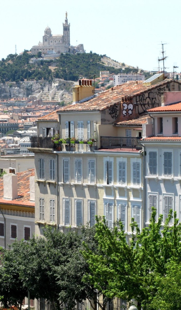 Дома на фоне холма в городе Марсель, Франция