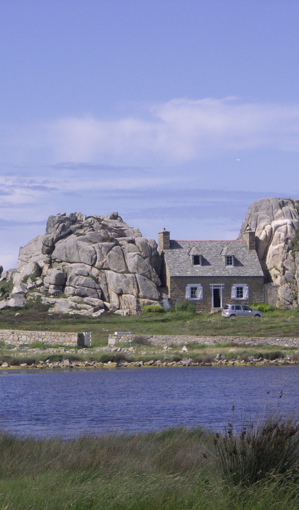 Дом среди скал в Бретань, Франция