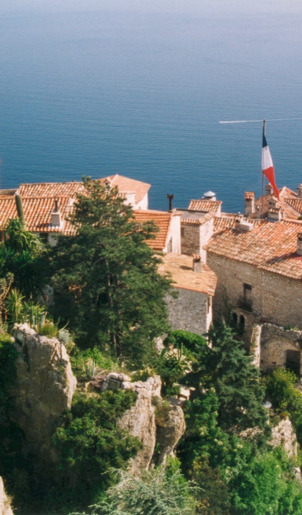 Дома на фоне моря на курорте Эз, Франция