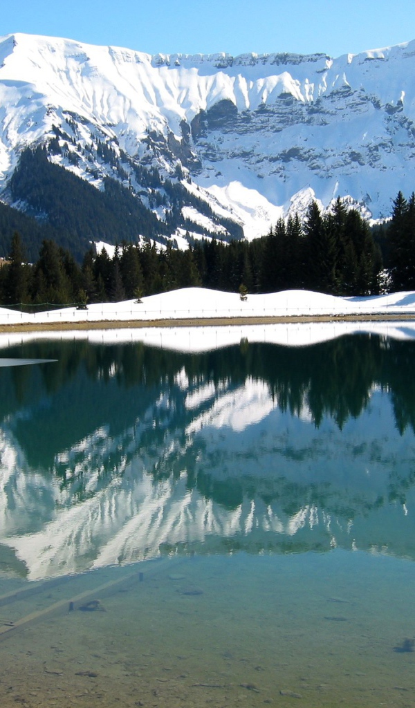 Озеро на горнолыжном курорте Межев, Франция