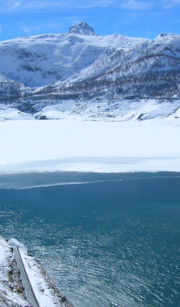 Озеро на горнолыжном курорте Тинь, Франция