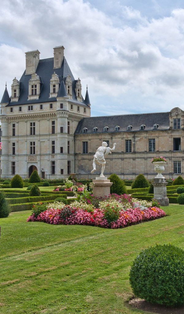 Лужайка перед замком в Луаре, Франция