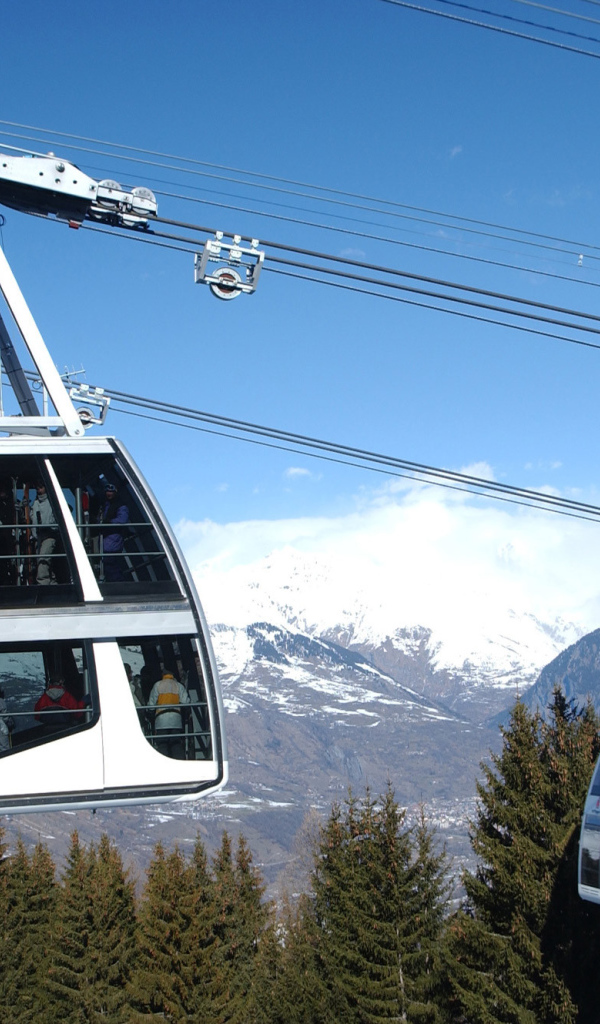 Подъемник на горнолыжном курорте Лез Арк, Франция