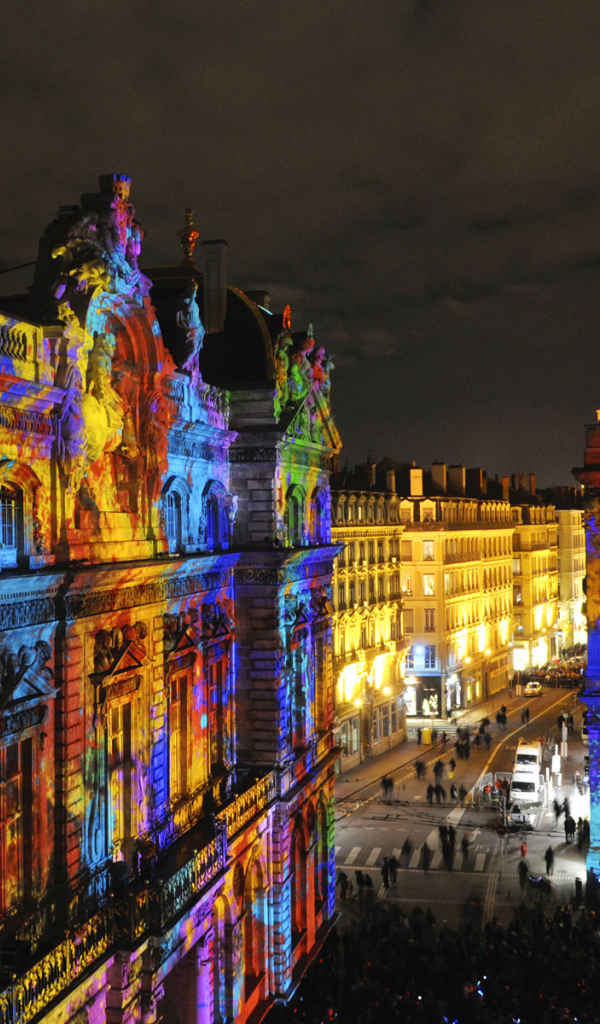 Подсветка зданий в городе Лион, Франция