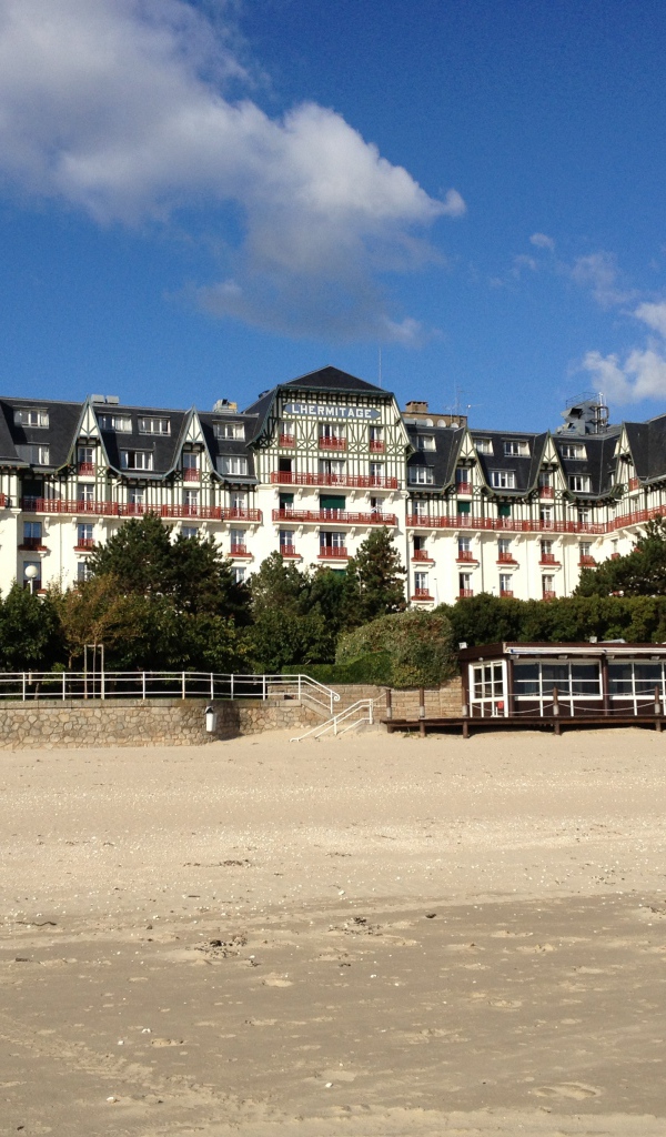 Отель на пляже на курорте Ла Боль, Франция