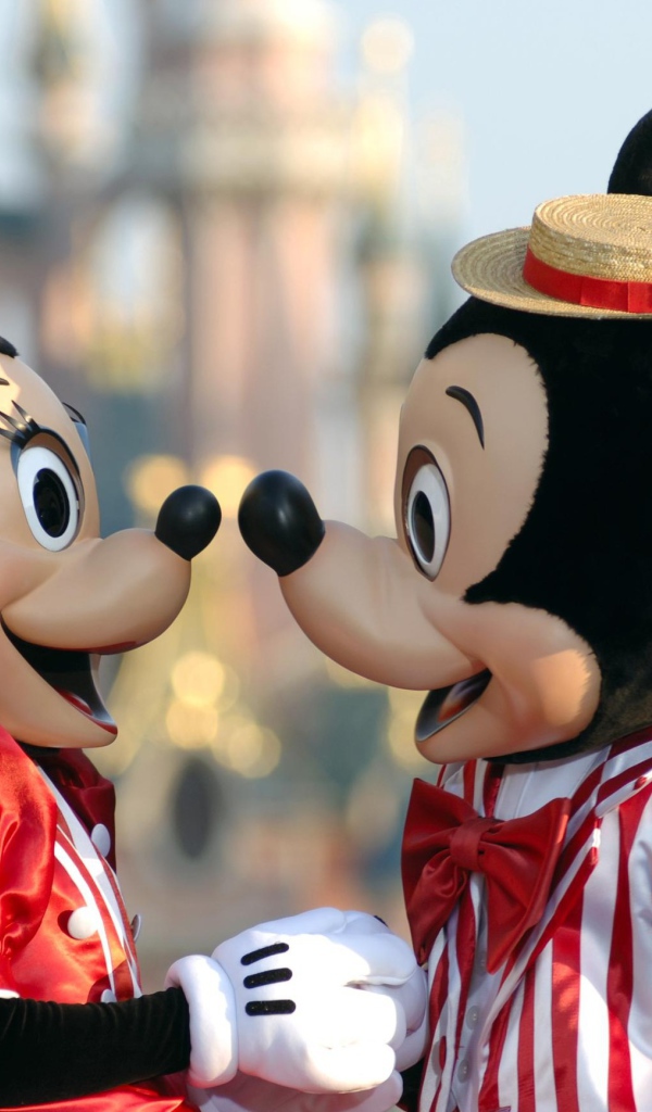 Микки и Мини в Диснейленде, Франция