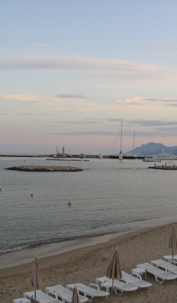 Пляж на курорте Мирамар Круести, Франция