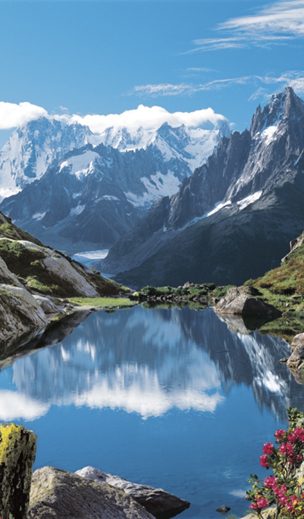 Горное озеро на курорте Шамони, Франция