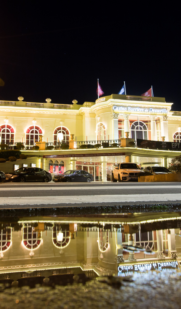 Ночное сияние на курорте Довиль, Франция