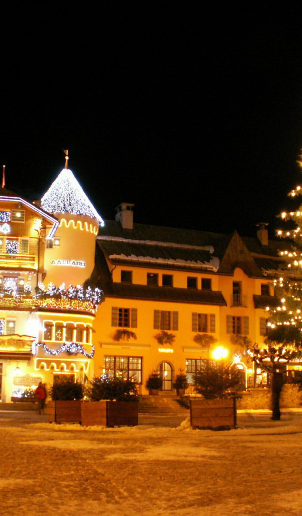 Ночное сияние на горнолыжном курорте Межев, Франция