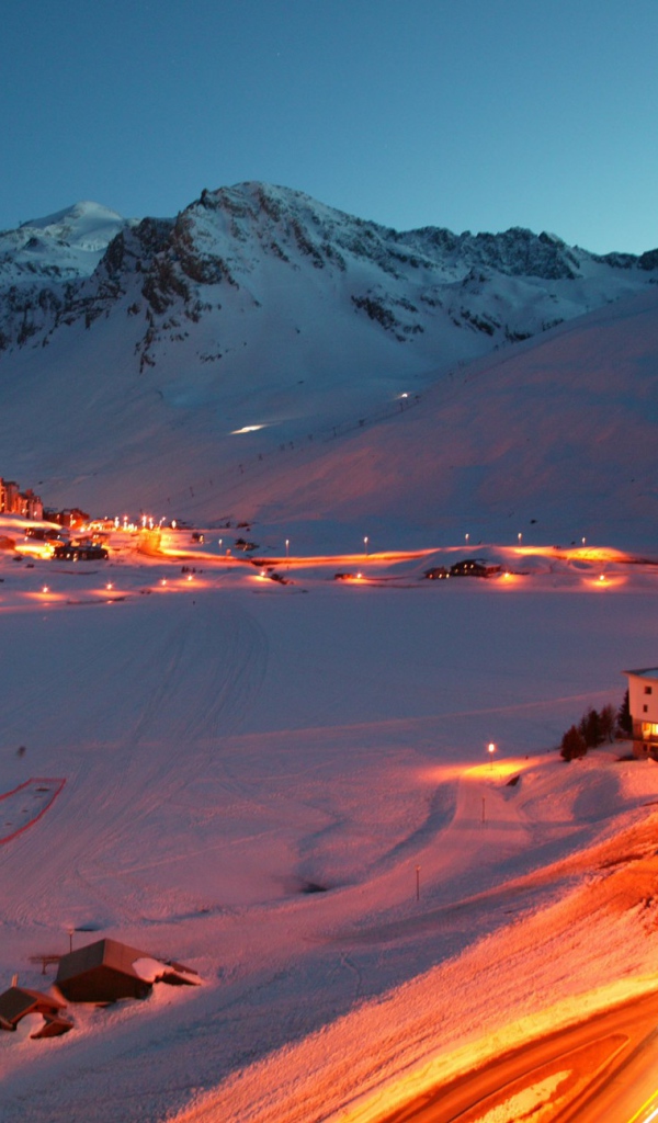 Ночное сияние на горнолыжном курорте Тинь, Франция
